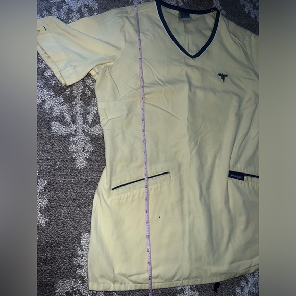 ⭐️Metroscrubs, yellow scrub shirt guessing size XS-Small⭐️Used Condition⭐️ - Picture 3 of 14